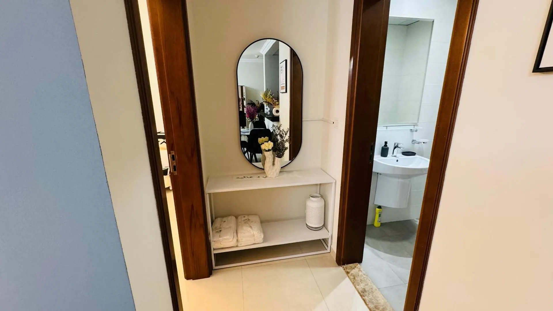 Modern Accommodations In Dunya Dubai'S Heart, Dubai Mall, Dubai Fountain And Burj Khalifa Getaway, Spectacular Views, 3-5 Minutes To Dubai Mall, Dubai Fountain & Burj Khalifa 0*,  United Arab Emirates