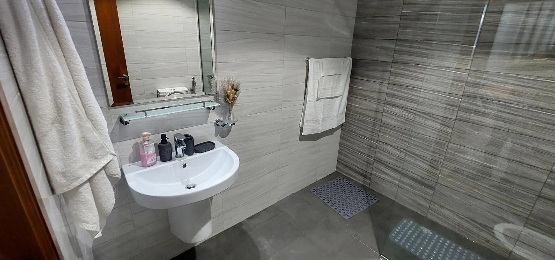 Modern Accommodations In Dunya Dubai'S Heart, Dubai Mall, Dubai Fountain And Burj Khalifa Getaway, Spectacular Views, 3-5 Minutes To Dubai Mall, Dubai Fountain & Burj Khalifa 0*,  United Arab Emirates